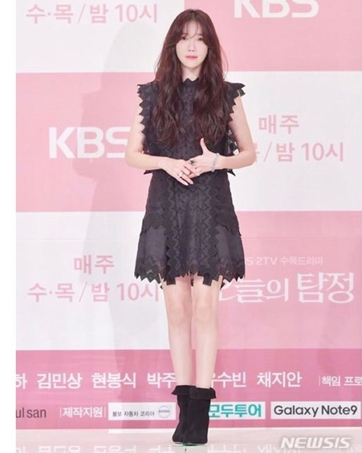 Dress aksen renda dipadukan dengan ankle boots heels 