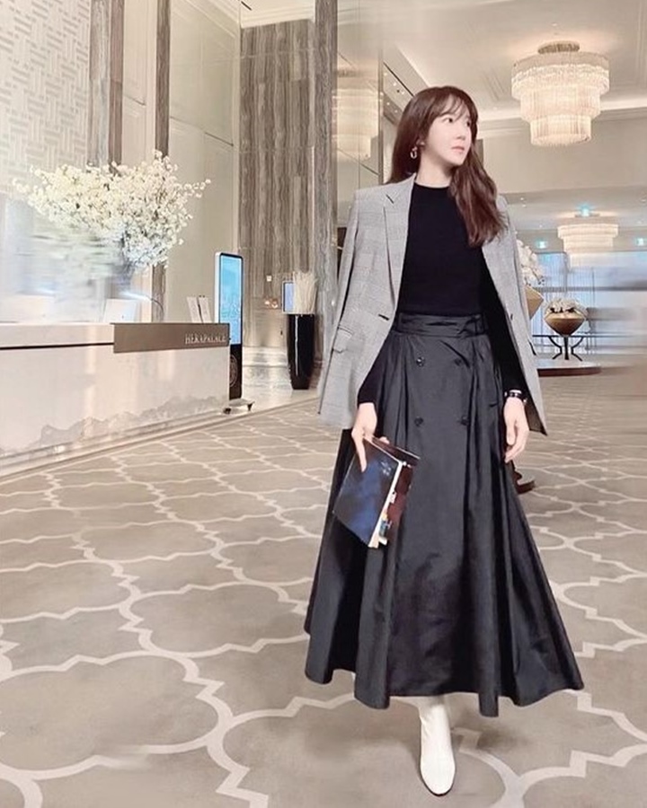 Lee  Ji Ah tampil dengan rok button up
