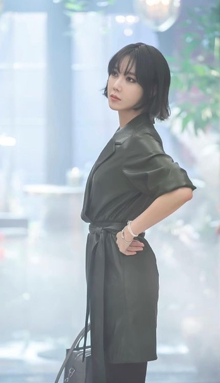 Tampil dengan outfit yang didominasi hitam dan makeup bold