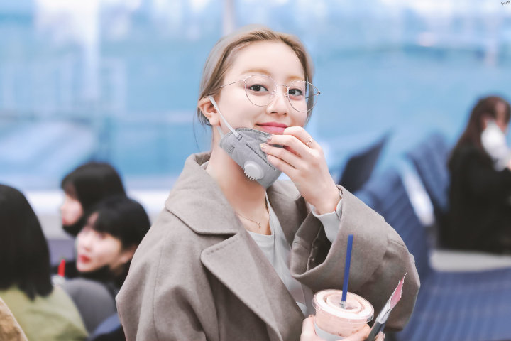 Jihyo TWICE Kaget Fotonya Dipajang Toko Kacamata, Minta Ganti Gegara Ini