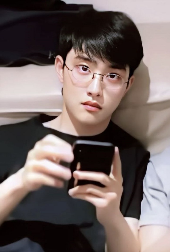 D.O. EXO Dipuji Ganteng Banget Saat Kenakan Kacamata Tanpa Bingkai