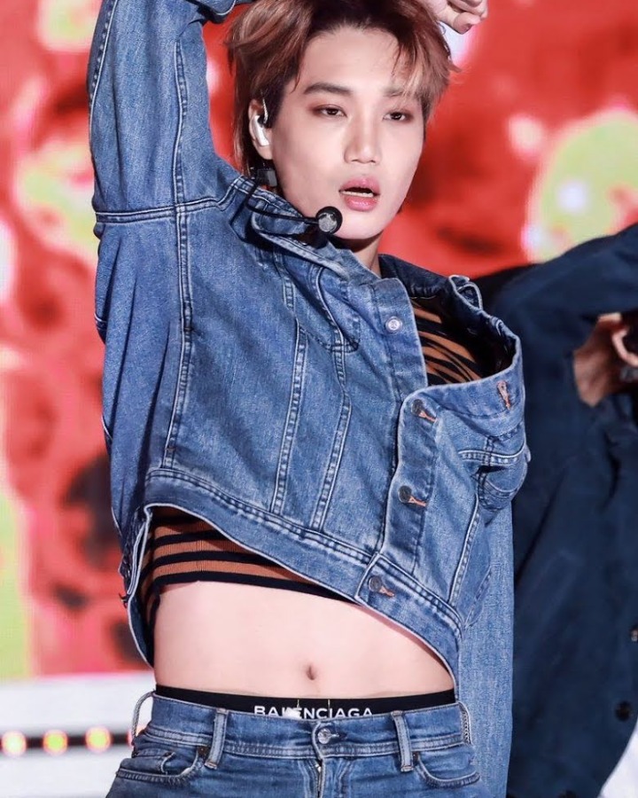 Kai memiliki kesan kece dengan tampilan kasual menggunakan <i>crop top</i>