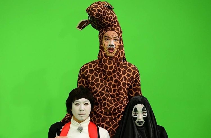 Lee Kwang Soo memakai kostum jerapah