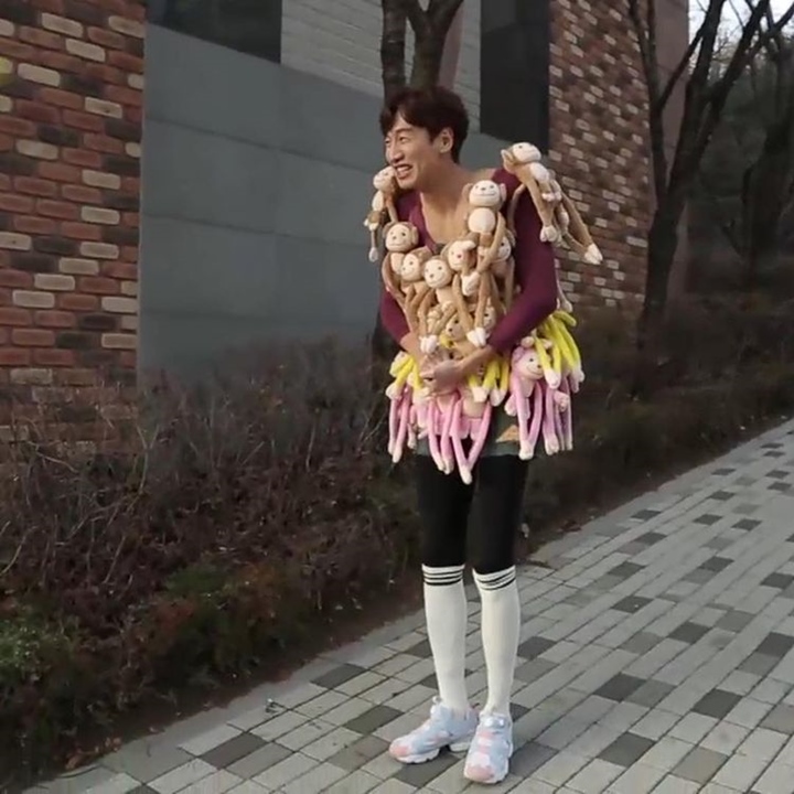 Lee Kwang Soo Memakai kostum monyet dari apartemen
