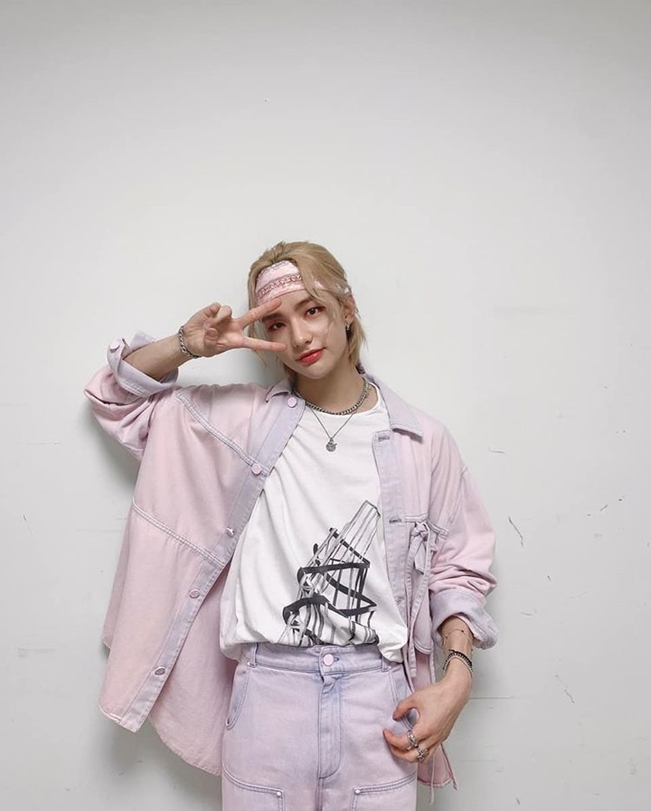 Foto keren Hyunjin dengan gaya peace
