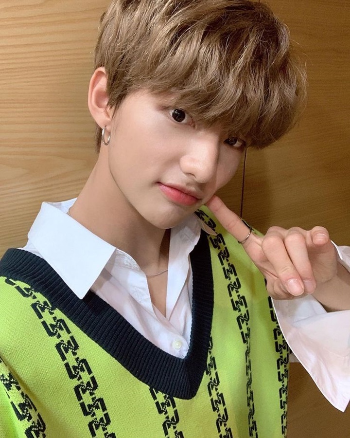 Tampil dengan poni dan rambut pendek, Hyunjin sangat imut