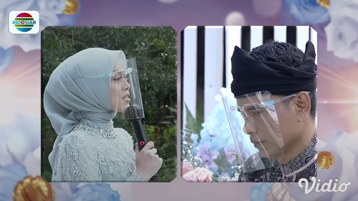 Lesty diiringi isak tangis meminta restu lagi kepada sang ayah