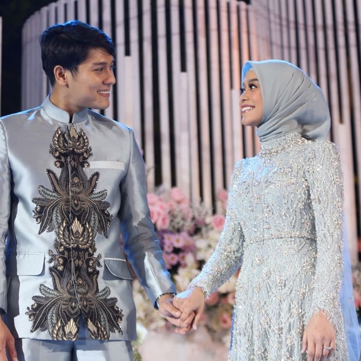 Keduanya resmi bertunangan dan tampak sangat bahagia
