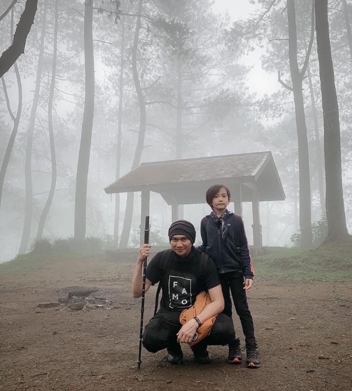 Anji sedang asyik jelajah alam bersama Saga