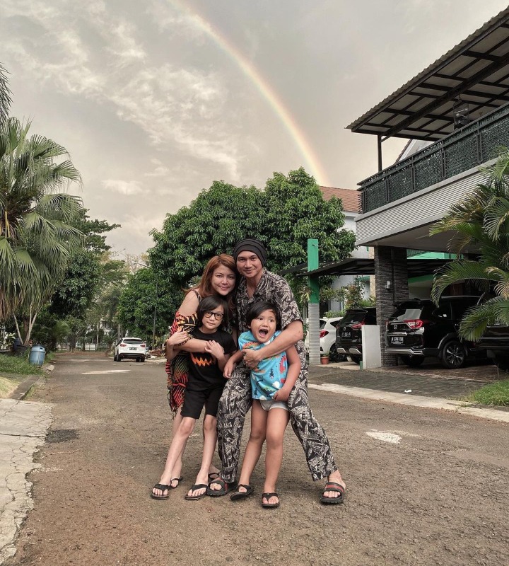 Potret Anji dan keluarga tampak adem saat foto bersama di depan rumah