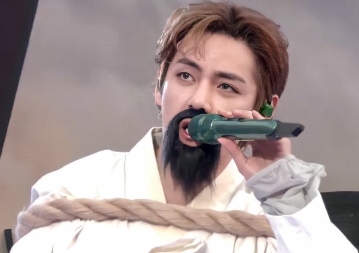 Performance V BTS Tampilkan \'Daechwita\' di Konser \'BTS 2021 Muster \'Sowoozoo\'\' Banjir Pujian