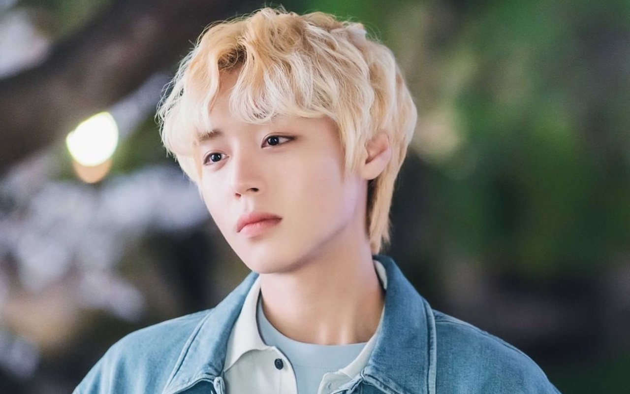 MUA Dikritik Pedas, Wajah Park Jihoon Belang di Konferensi Pers 'Blue Spring From A Distance'