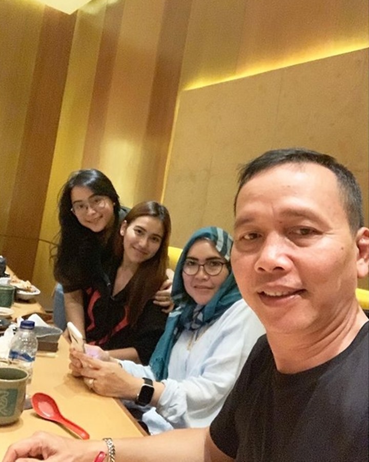 Ayah Rozak berselfie dengan Ayu ting ting dan keluarga