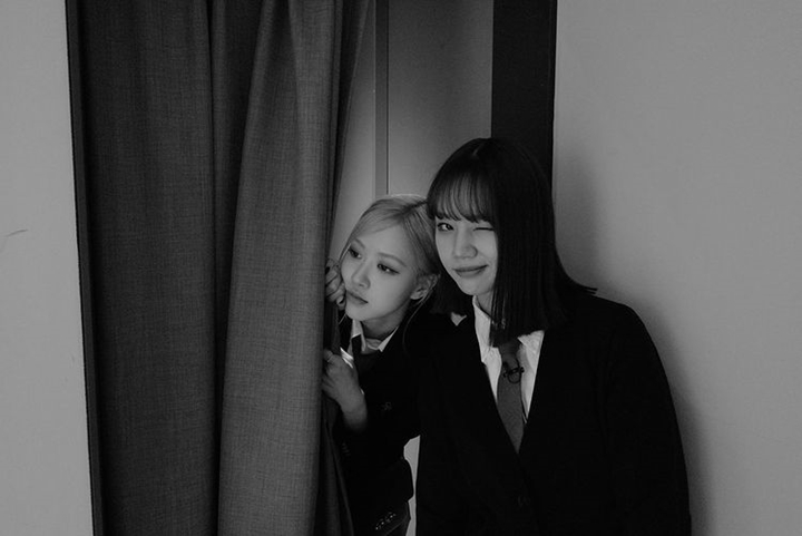 Saat Rose meminta Hyeri tampil, dia langsung setuju