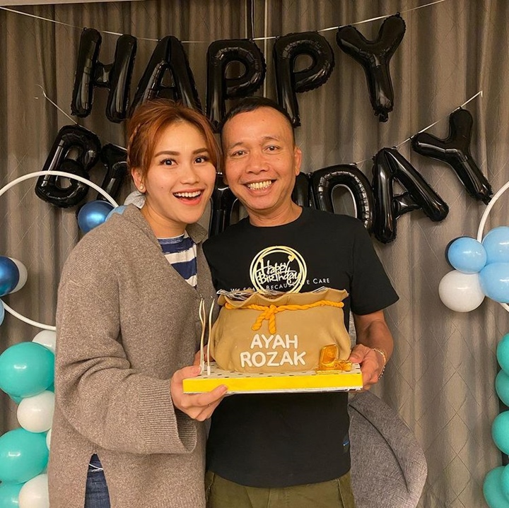  Kebersamaan Ayu Ting Ting dan ayahnya saat ulang tahun