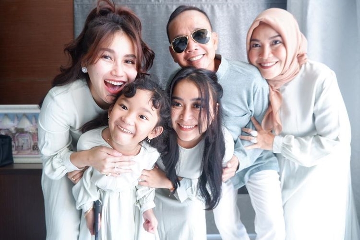 Potret keluarga bahagia Ayu ting ting