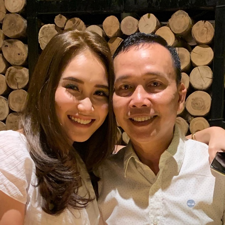 Potret Selfie Ayu Ting Ting saat Hari ayah