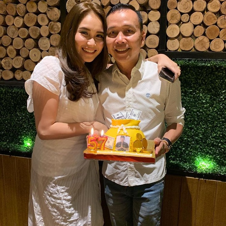 Momen bahagia Ayu ting ting di perayaan ulang tahun ke-57 sang ayah