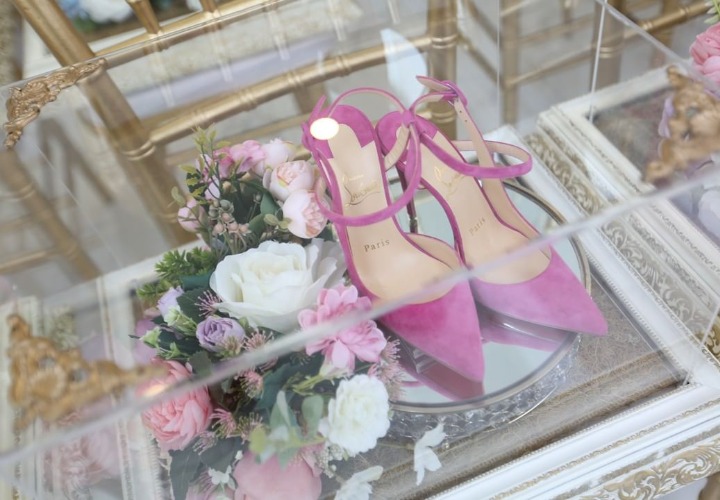 Sepatu <i>fuchsia pink</i> yang cantik