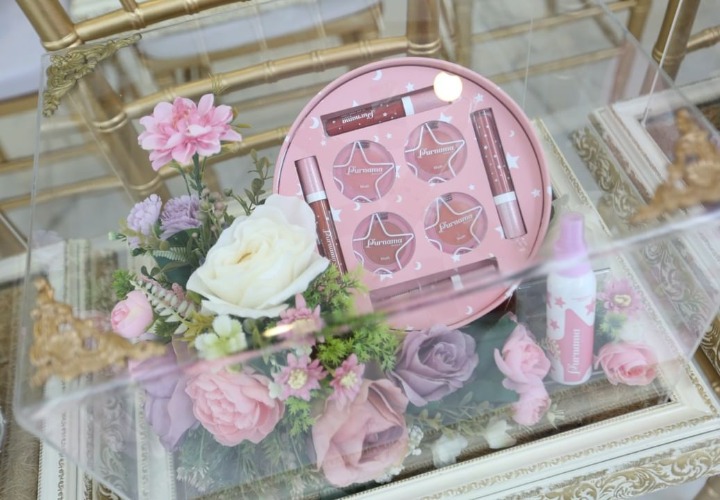 Sepaket kosmetik juga ikut serta sebagai seserahan