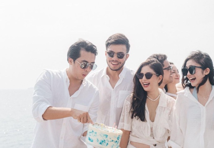 Jessica Mila dan Yakup Hasibuan juga meluangkan waktu untuk liburan bersama sahabat tercinta