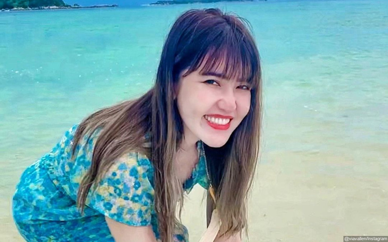 Via Vallen Pamer Foto Gandengan Tangan dengan Pria Bertato, Pacar?