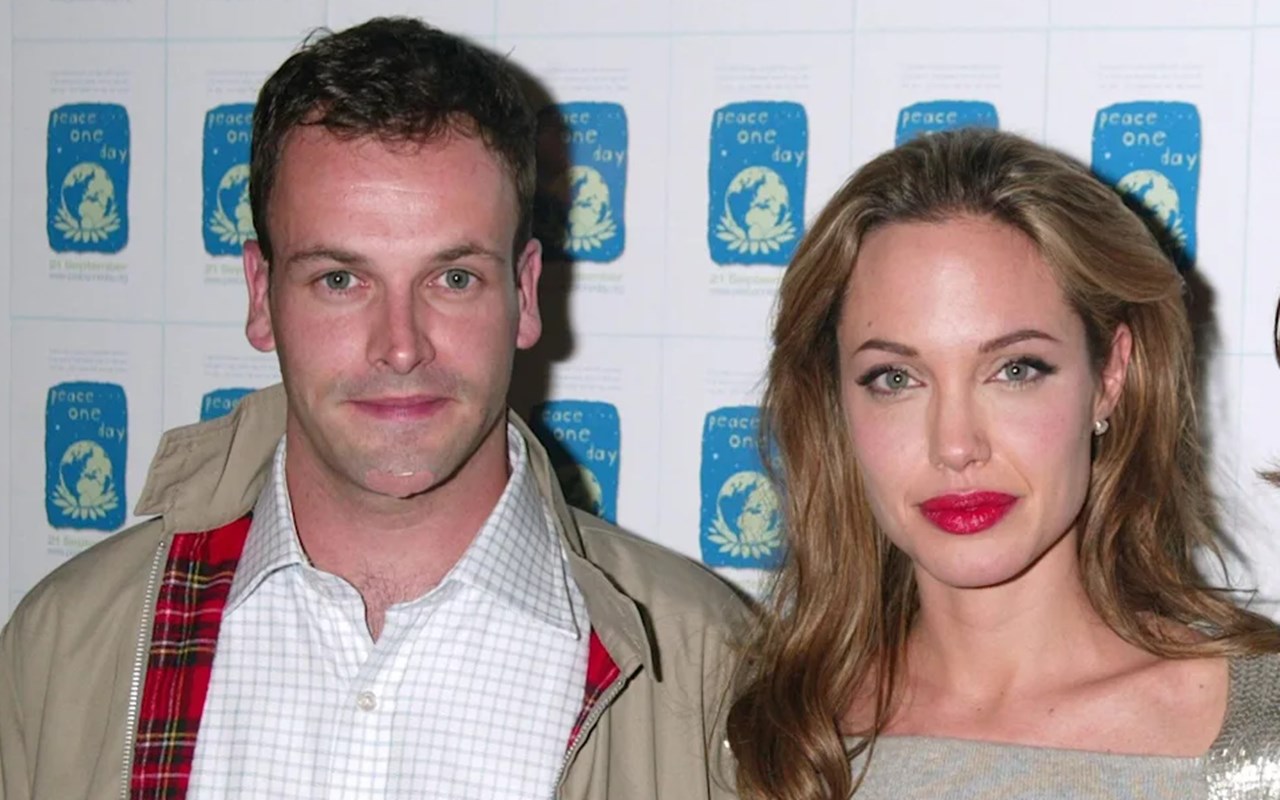 Angelina Jolie Dan Jonny Lee Miller Mantan Suaminya Diduga Balikan Lantaran Fakta Ini