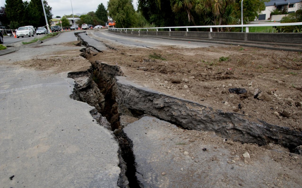 BMKG Desak Warga Maluku Waspada Potensi Tsunami Usai Gempa 6,1 M Mengguncang