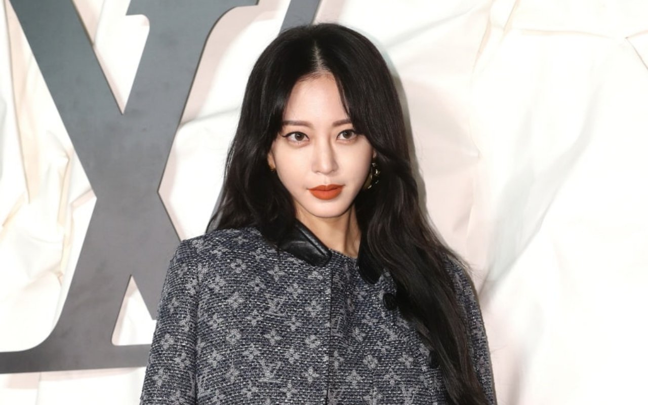 Tak Peduli Gosip, Han Ye Seul Tertangkap Kamera Kembali dari Kencan Bareng Pacar di Pulau Jeju