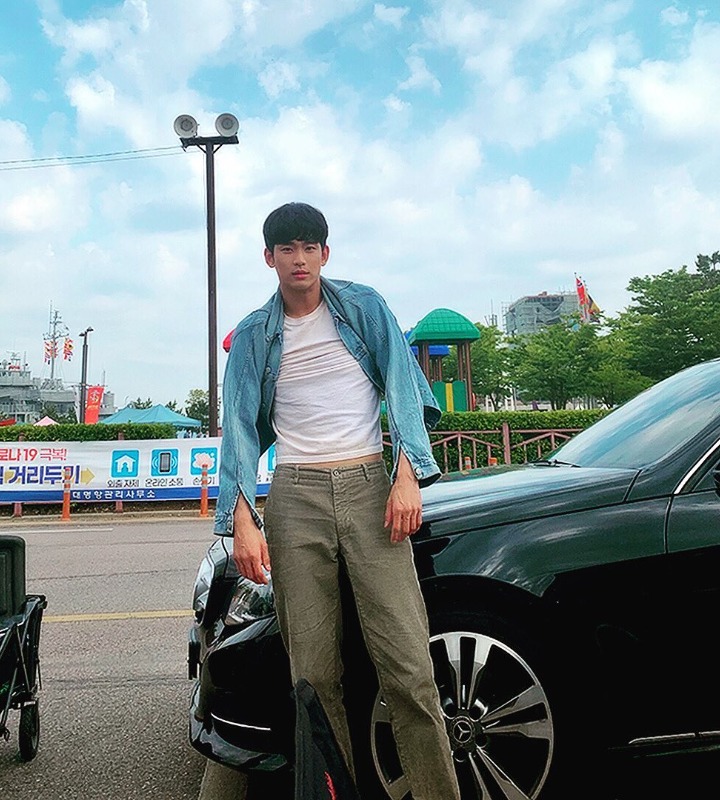 Gaya <i>absurb</i> di pinggir jalan