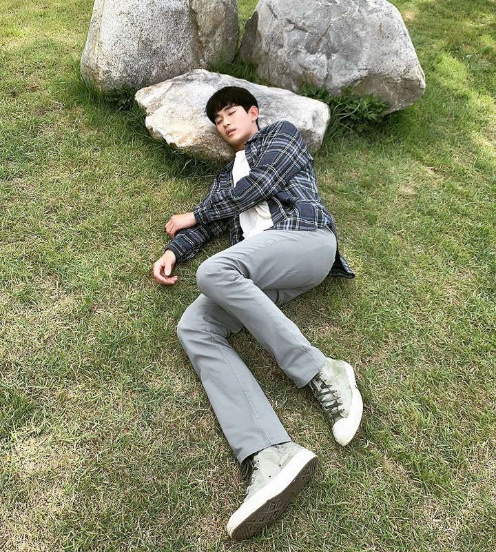 Terlalu lelah hingga tidur dengan bantal batu