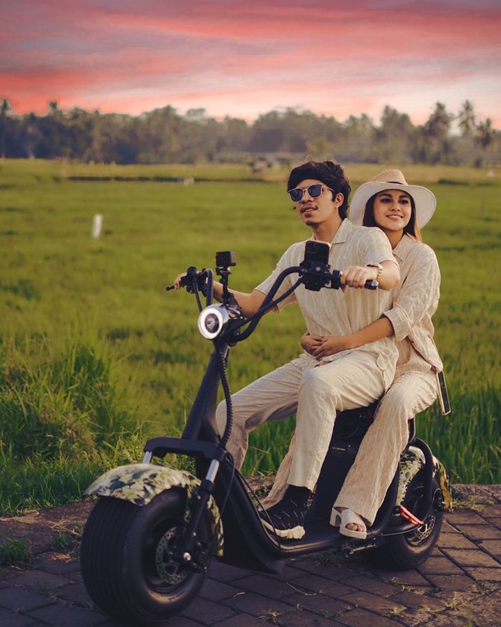 Atta dan Aurel <i>Honeymoon</i> berlatar alam hijau