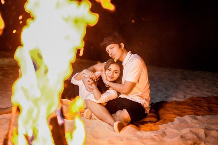 <i>Honeymoon</i> Atta dan Aurel ditemani api unggun