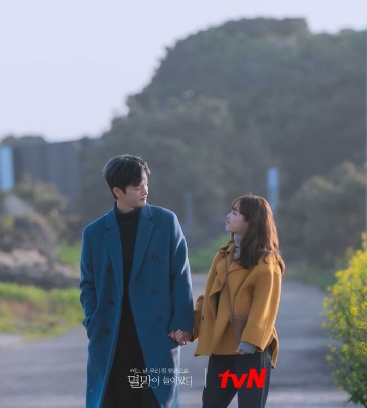 Myul Mang menghampiri Tak Dong Kyung yang menyendiri di Pulau Jeju