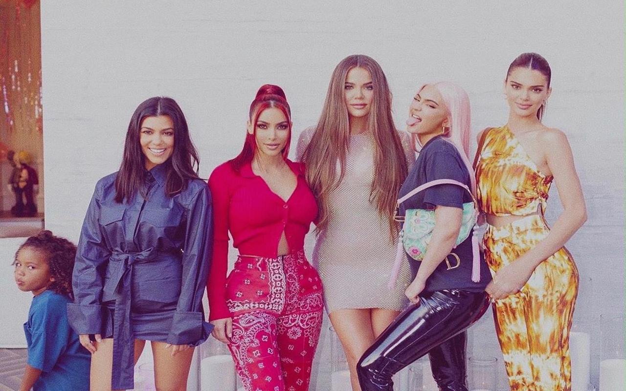 Khloe Kardashian Sebut Kourtney Kardashian Tak Izinkan Keluarganya Bicara Soal Pacarnya Di 'KUWTK'