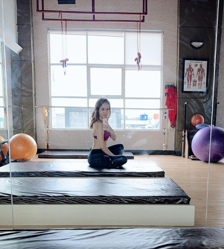 BCL rutin melakukan olahraga pilates 