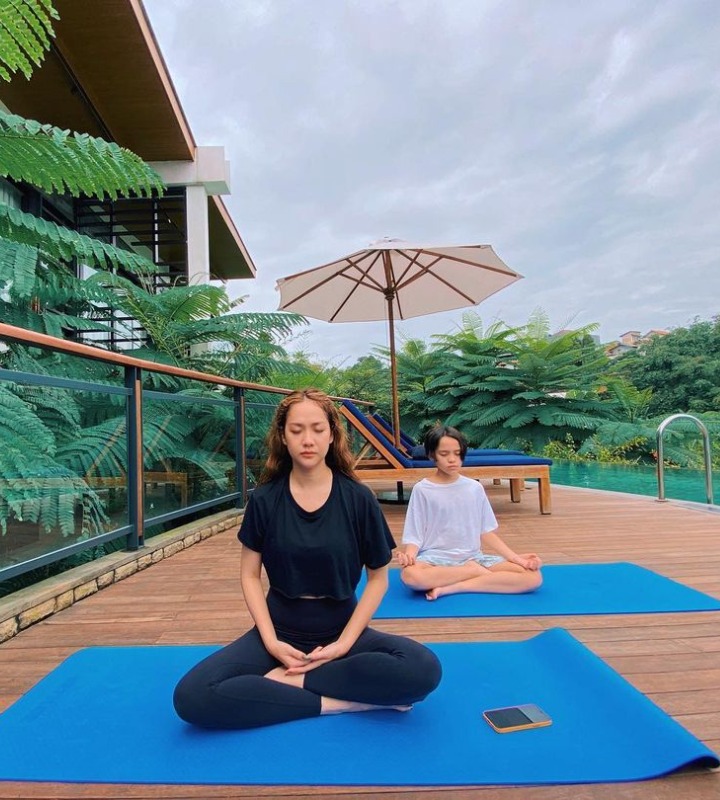 Agar pikiran lebih tenang, BCL juga kerap melakukan meditasi