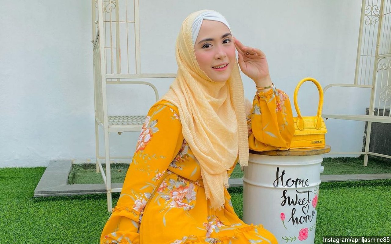 April Jasmine Berdoa agar Covid-19 Cepat Hilang, Riasan dan Jilbab Curi Fokus