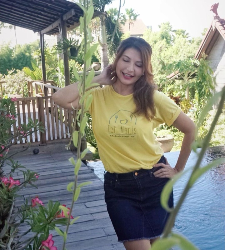 Makin cantik dengan baju bertuliskan 