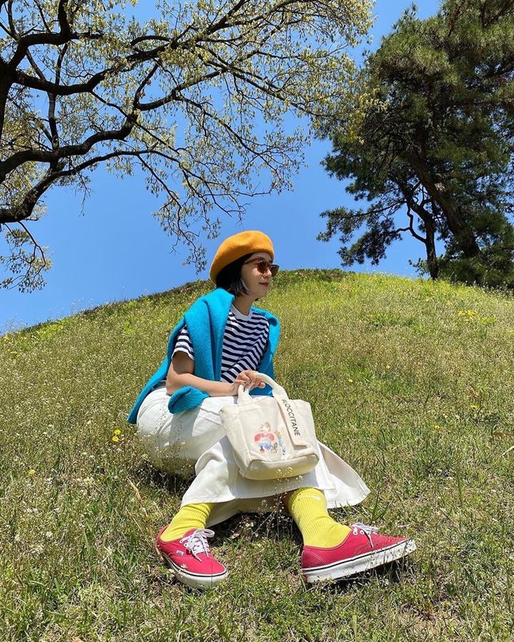 Padu padan <i>style</i> <i>Outfit</i> cerah ala Kim Se Eun