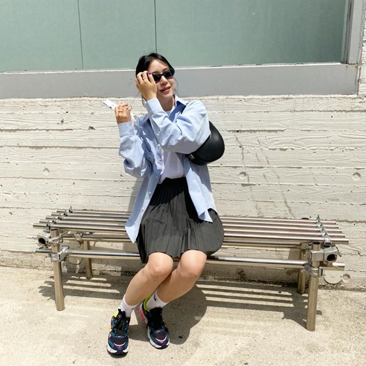 Kim Se Eun Kreatif Padukan Rok dengan <i>Outfit</i> yang serasi