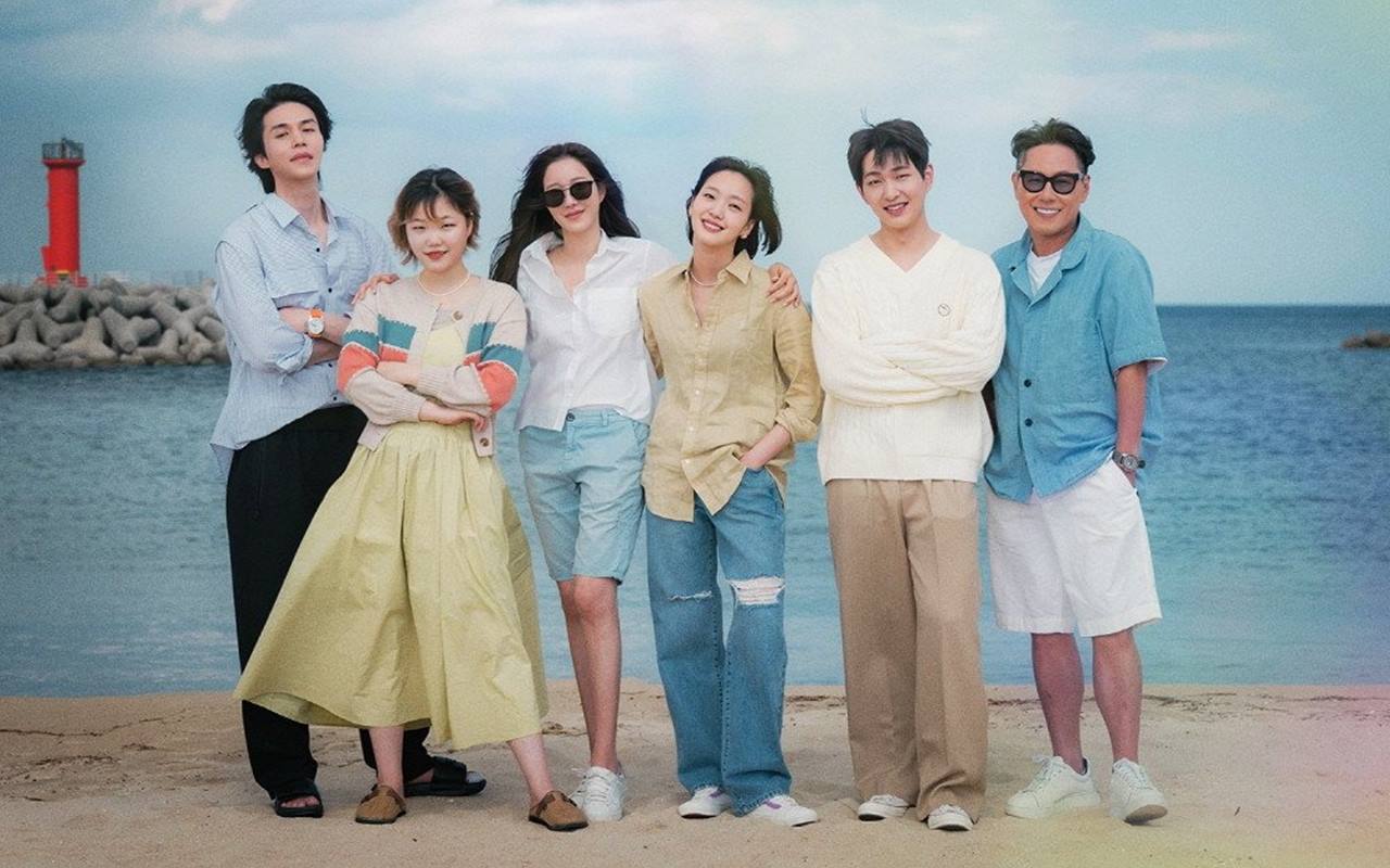 Lee Ji Ah hingga Lee Dong Wook Asyik Jalankan Bar di Tepi Pantai 'The Sea I Desire'