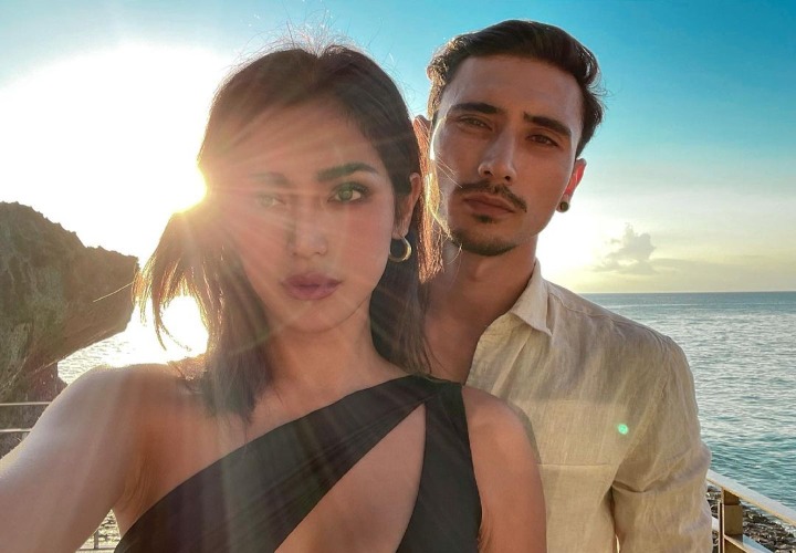 <i>Sunset</i> Menjadi Saksi Cinta Jessica Iskandar dan Vincent Verhaag 