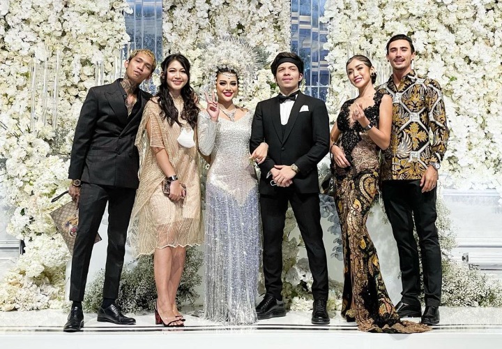 Tampak Mesra, Jessica Iskandar Gandeng Vincent Verhaag di Acara Kondangan