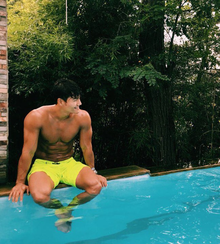 Pamer <i>Sixpack</i> Saat Bersantai di Kolam Renang
