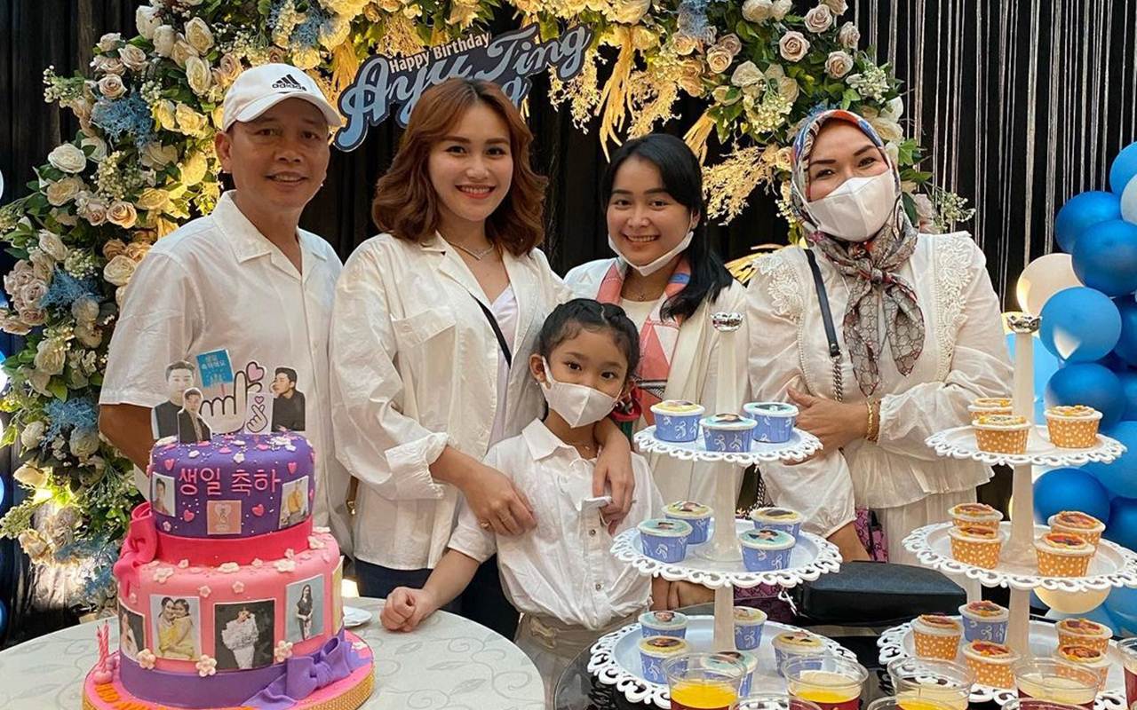 Caption Adik Ayu Ting Ting Saat Rayakan Ultah Sang Kakak Picu Kekesalan