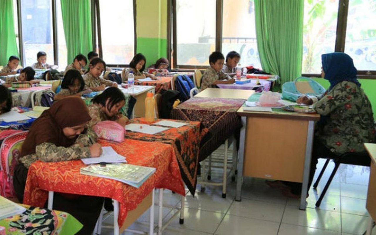 PPKM Mikro Ketat Mulai Hari Ini, Sekolah Tatap Muka Bakal Dibatalkan?