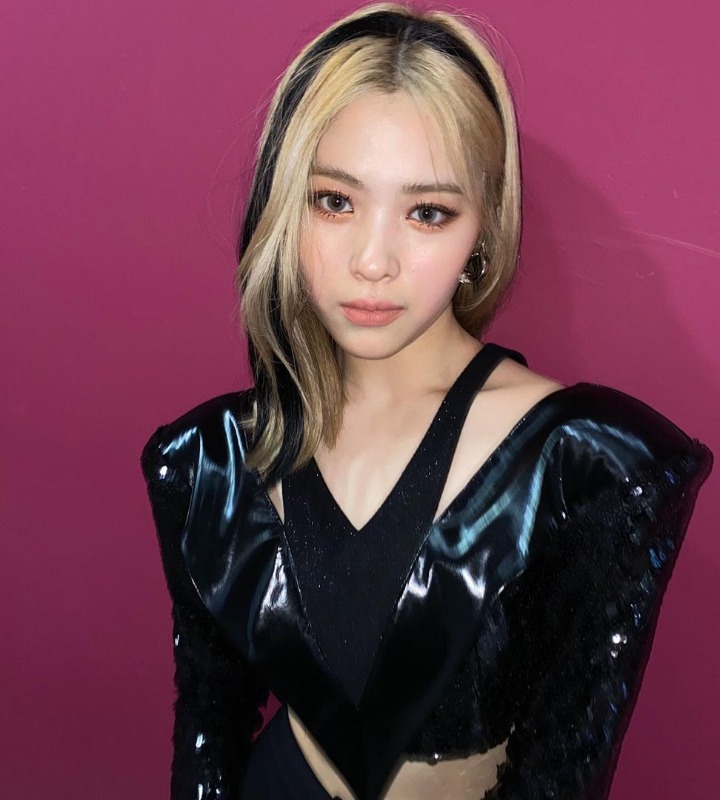 Ryujin Tampak Cantik Dengan Kombinasi Rambut Hitam-Pirang