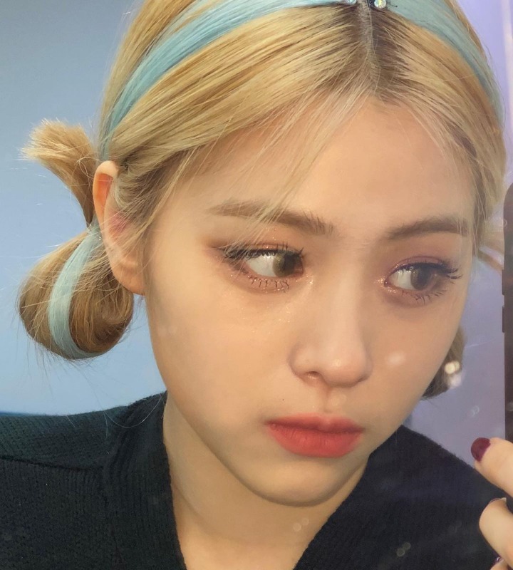 Makin Menggemaskan, Ryujin Tampil dengan Rambut Pirang-Biru