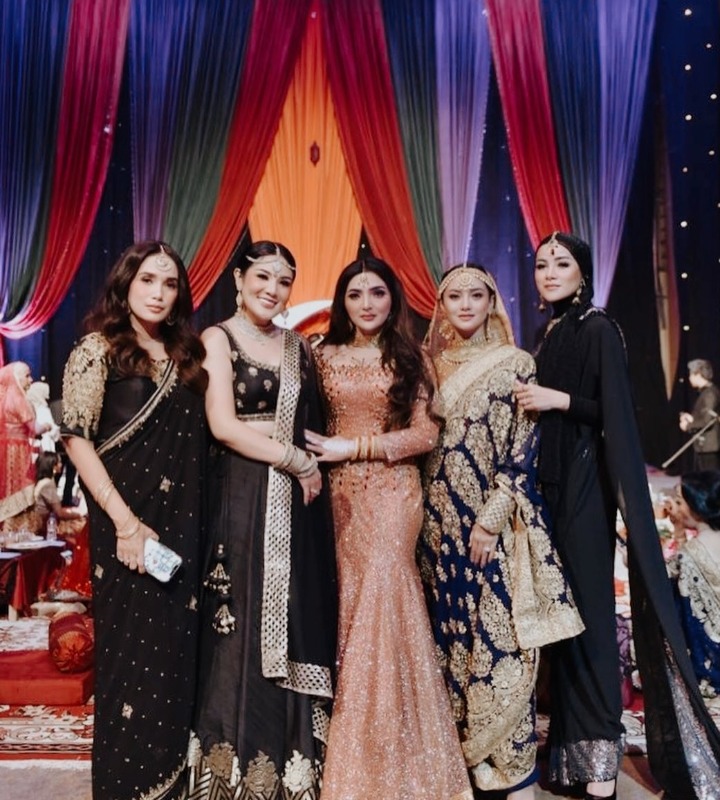 Mereka Juga Asyik Berfoto Ketika Henna Night